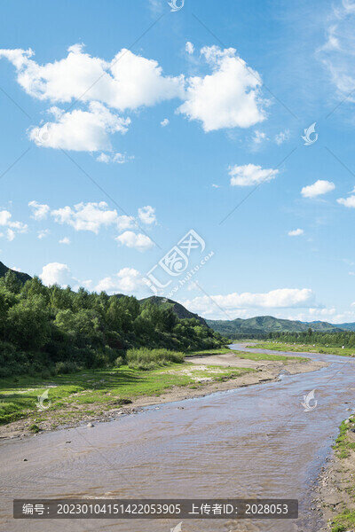夏季藍(lán)天白云下河流河道