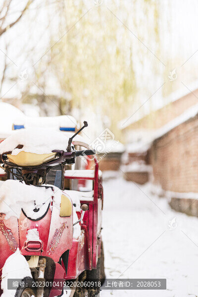 冬季室外白雪覆蓋的摩托車