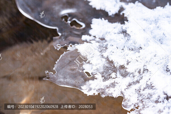 冬天冰晶結(jié)滿的河面