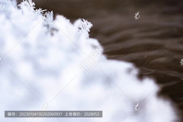 冬天白雪覆蓋的河流