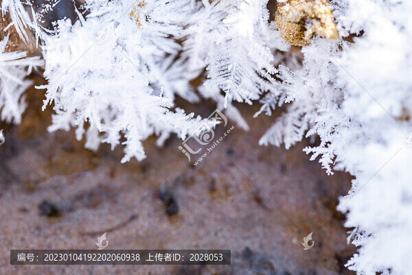 冬天戶外水面結(jié)滿冰晶