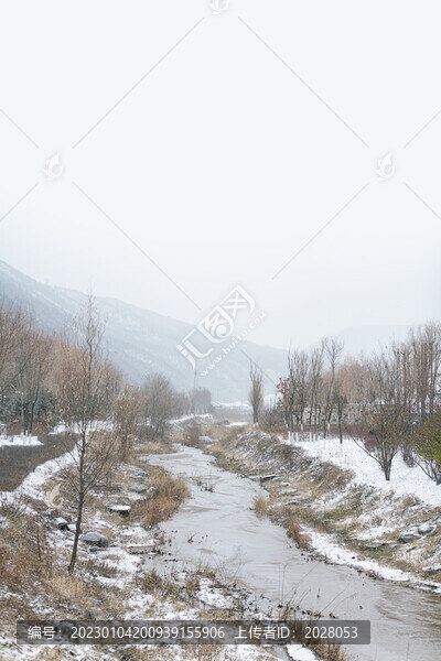 冬天雪中的河流河道
