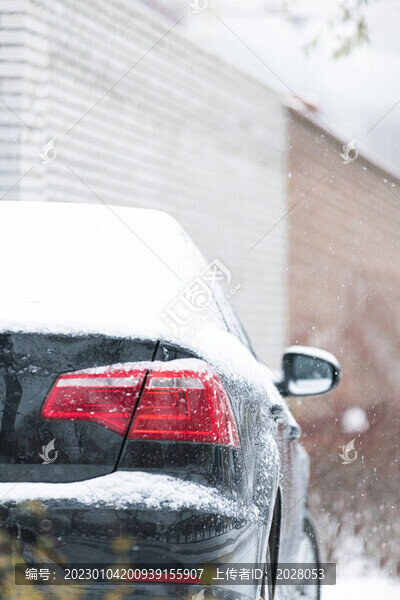 冬季白雪覆蓋的黑色汽車