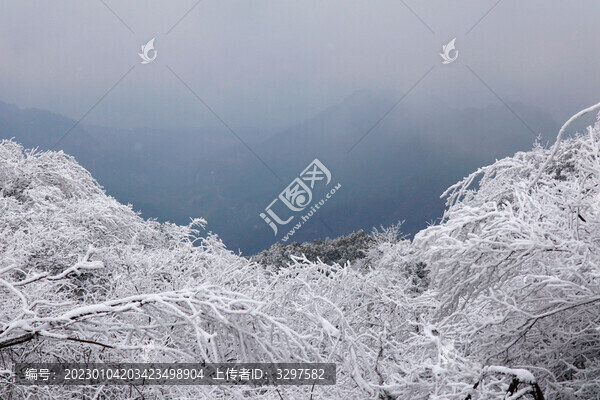 下雪后的山坡
