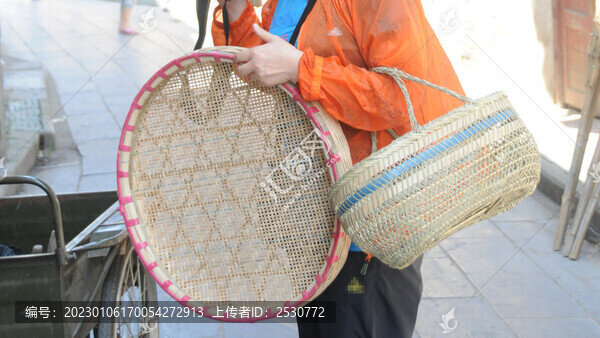 竹編菜籃和篩子