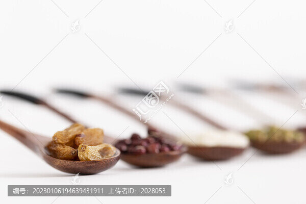 勺子里的臘八食材白底圖