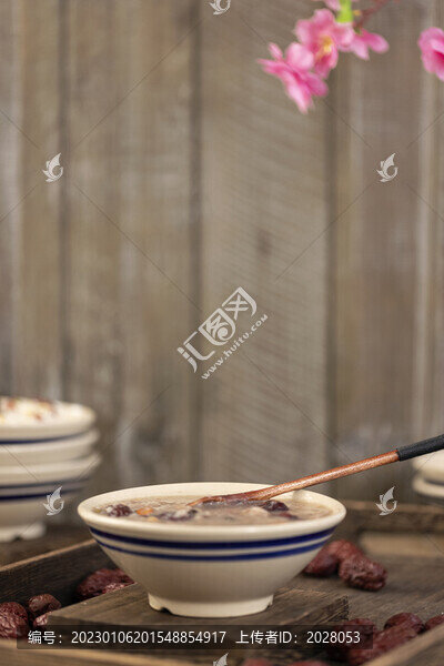 一碗臘八粥木桌背景