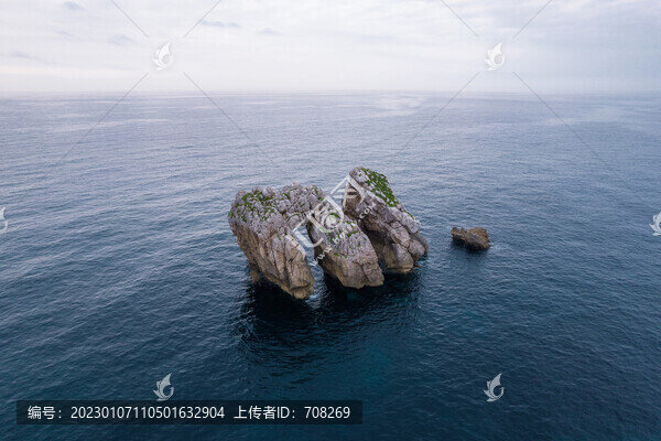 海上礁石航拍景觀