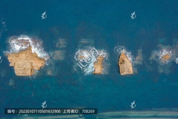 海上礁石航拍景觀