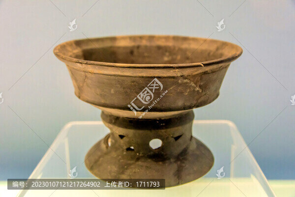 上海博物館崧澤文化黑陶鏤孔豆