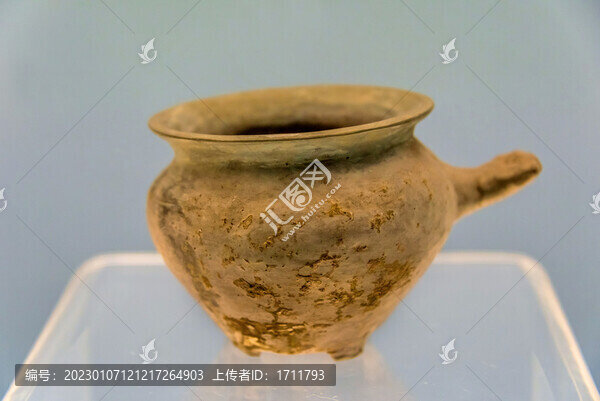 上海博物館灰陶四足帶把罐