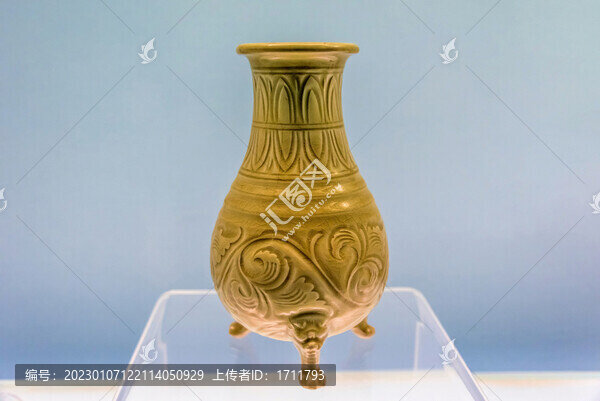 上博刻花纏枝花卉紋三足瓶