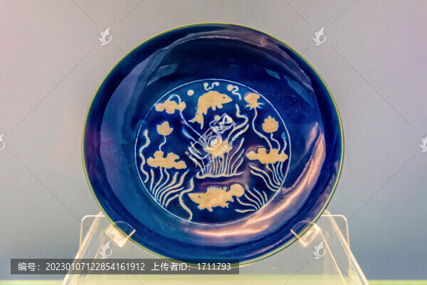 上海博物館明藍地白花魚藻紋盤