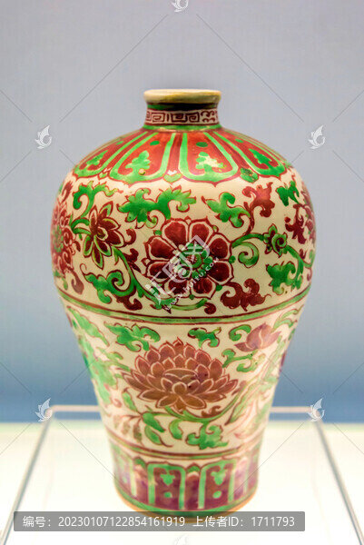 上海博物館明紅綠彩纏枝蓮紋瓶