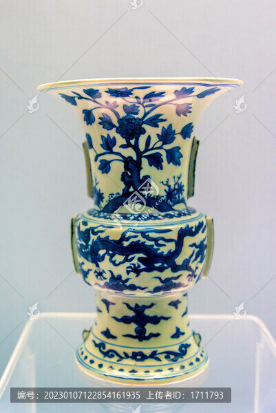 上海博物館明青花龍鳳紋出戟尊