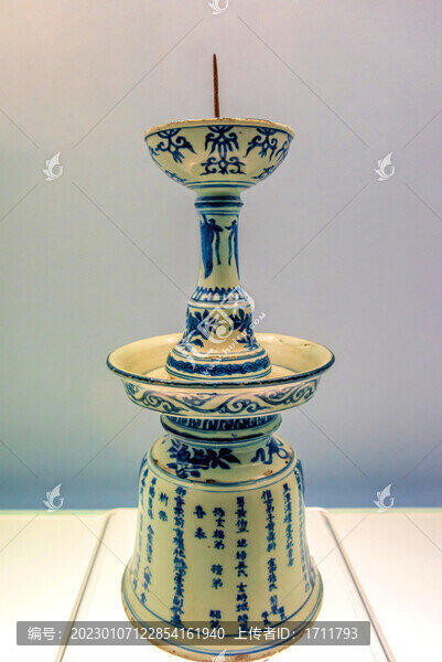 上海博物館明青花團龍紋燭臺