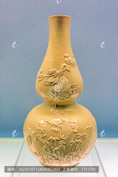清白釉貼花松竹梅鶴鹿紋葫蘆瓶