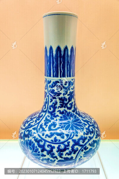 上海博物館清青花纏枝蓮花紋瓶