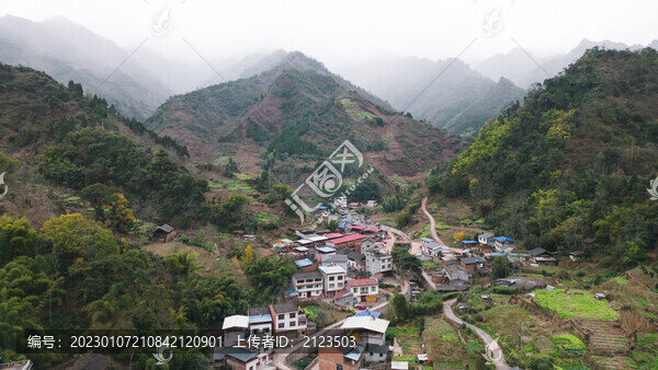 云霧中航拍鄉(xiāng)村