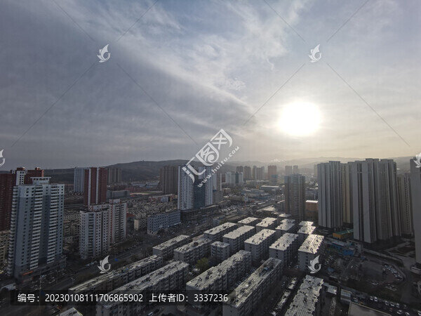 晴空下的城市