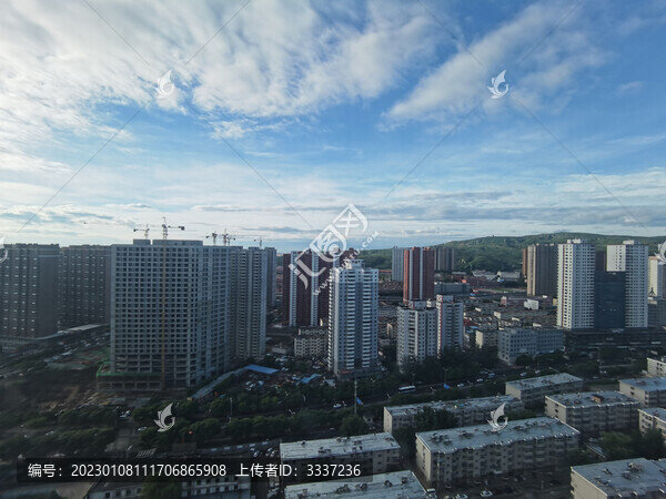 晴空下的城市