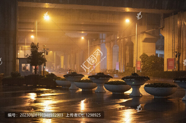 街道昏黃夜燈
