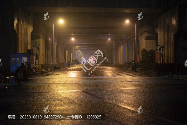 街道昏黃夜燈