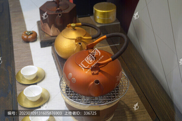 銅制茶壺和陶瓷茶杯