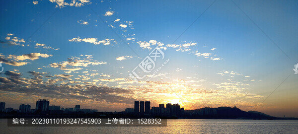 江對(duì)岸的風(fēng)光