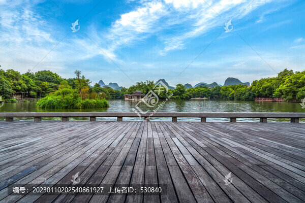 木板觀景臺和中式園林景觀