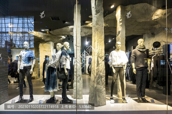 購物中心服裝店櫥窗模特展示
