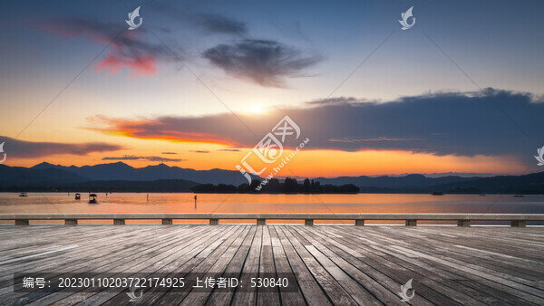 木棧道和天空日落云彩