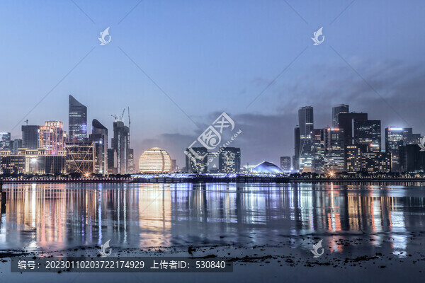 杭州錢(qián)塘江畔辦公寫(xiě)字樓夜景