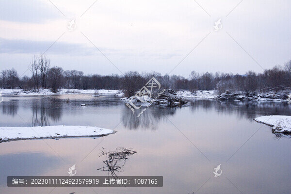 初雪冰河