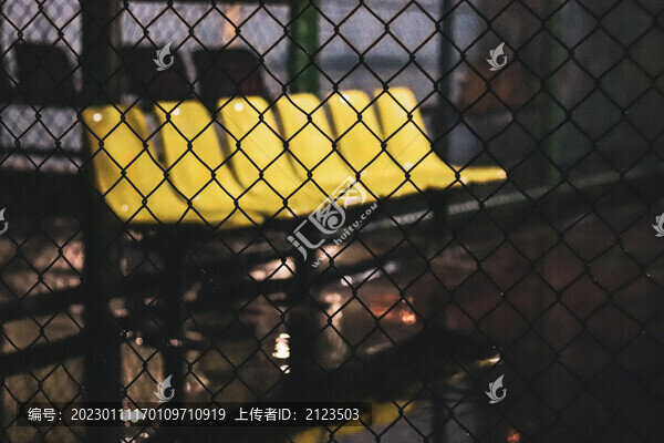 圍欄后的黃色坐椅