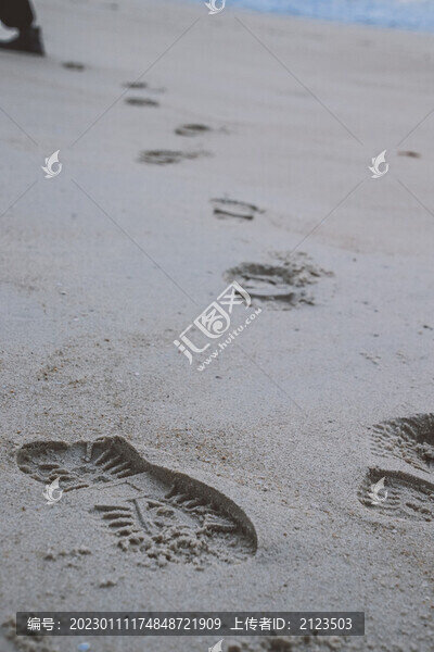 沙灘上的足跡