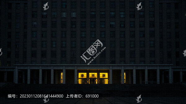 凌晨清華大學(xué)主樓大廳燈光