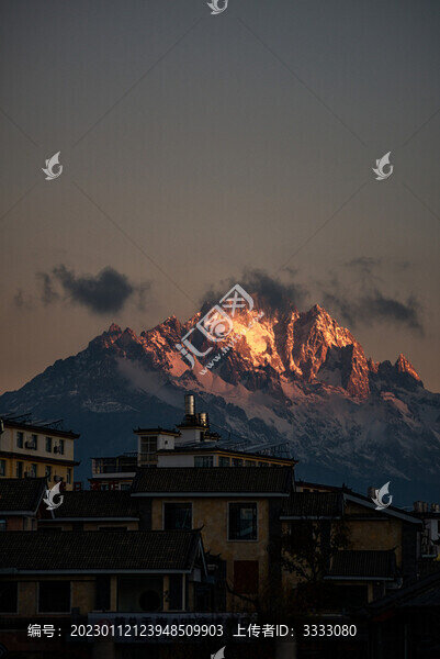 玉龍雪山日照金山