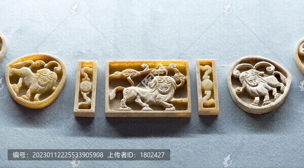 明代剔地高浮雕瑞獸紋玉帶板