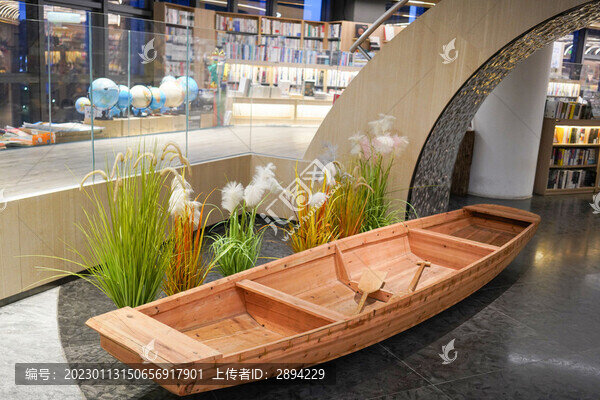 書店陳設(shè)拱橋小船