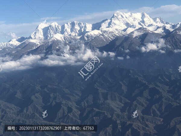 高聳的雪山