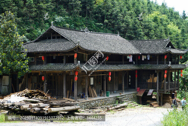 湘地傳統(tǒng)兩層老木屋