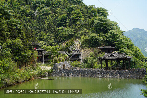 池塘邊的堤壩與亭子