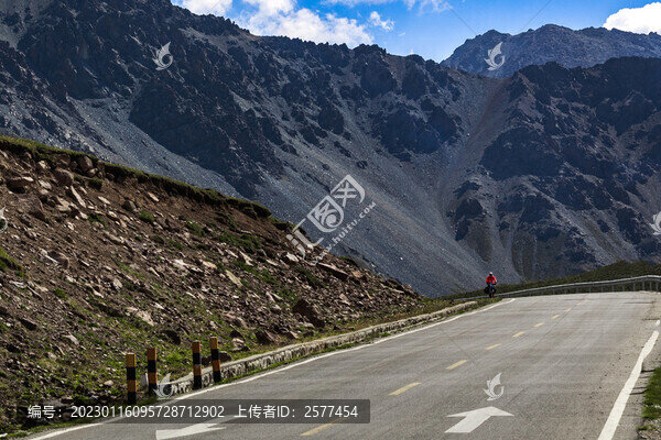 穿越天山的獨(dú)庫(kù)公路