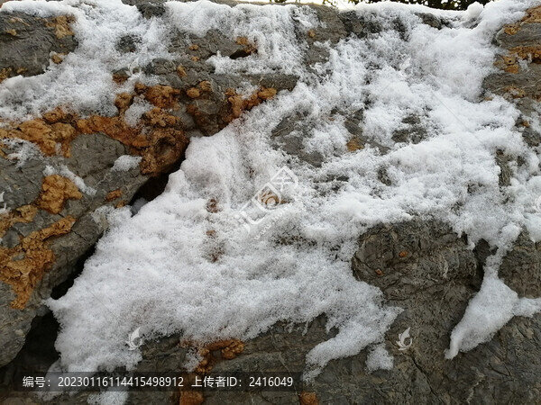 雪后山石