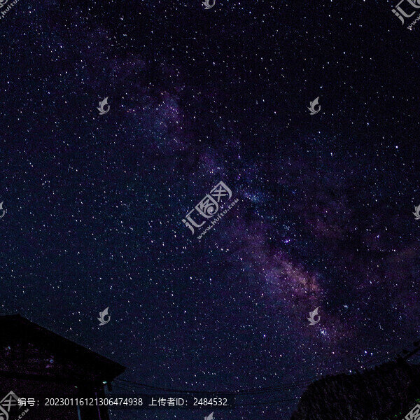 阿布?xì)谧螏づ駹I(yíng)地的星空