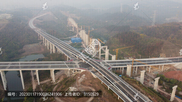 修建中的公路和橋墩