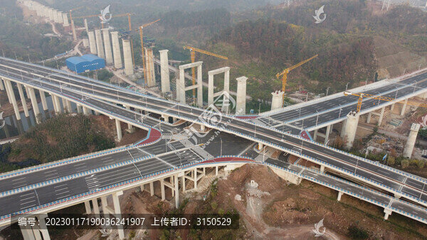 修建中的公路和橋墩