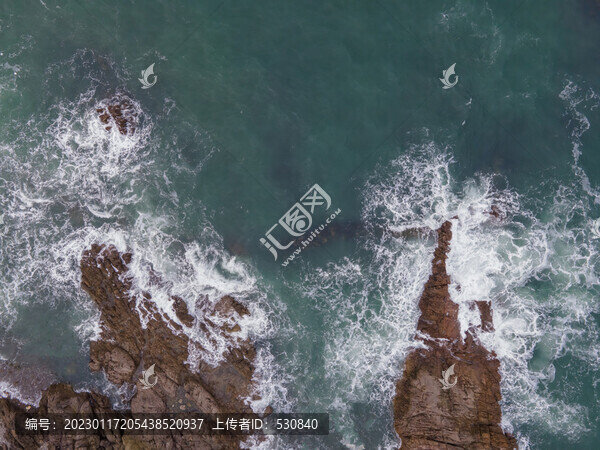 航拍戶外海岸線礁石海浪特寫