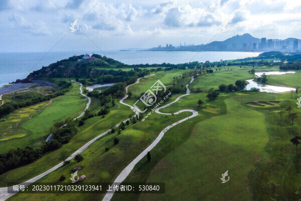 航拍青島城市海岸線蓋爾夫球場